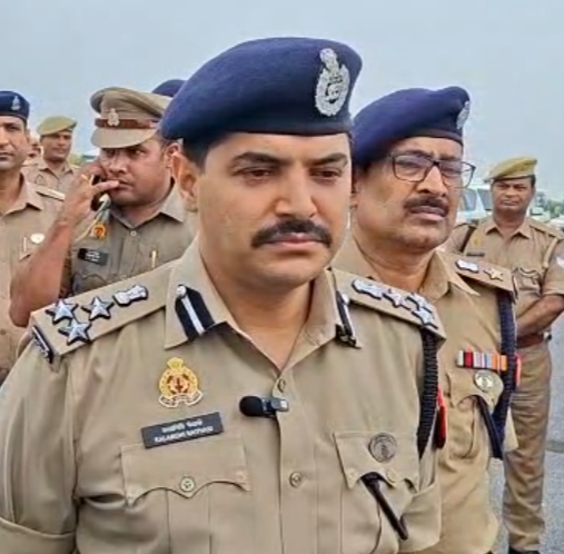 फ़ोटो में डीआईजी कलानिधि नैथानी