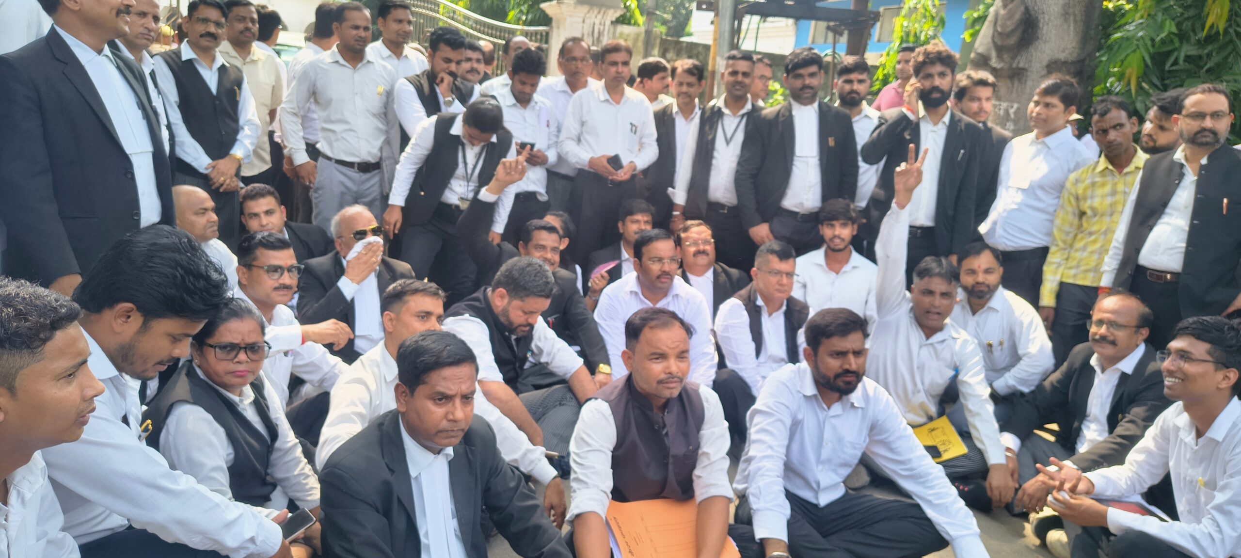 dm-avinash-singh-lawyers-memorandum-varanasi-police-harassment 