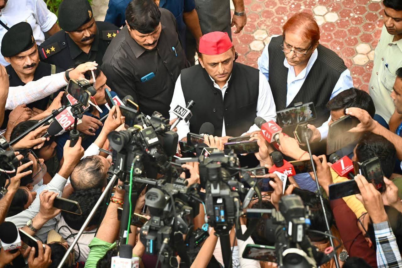 प्रेस को संबोधित करते हुए पूर्व सीएम अखिलेश यादव 