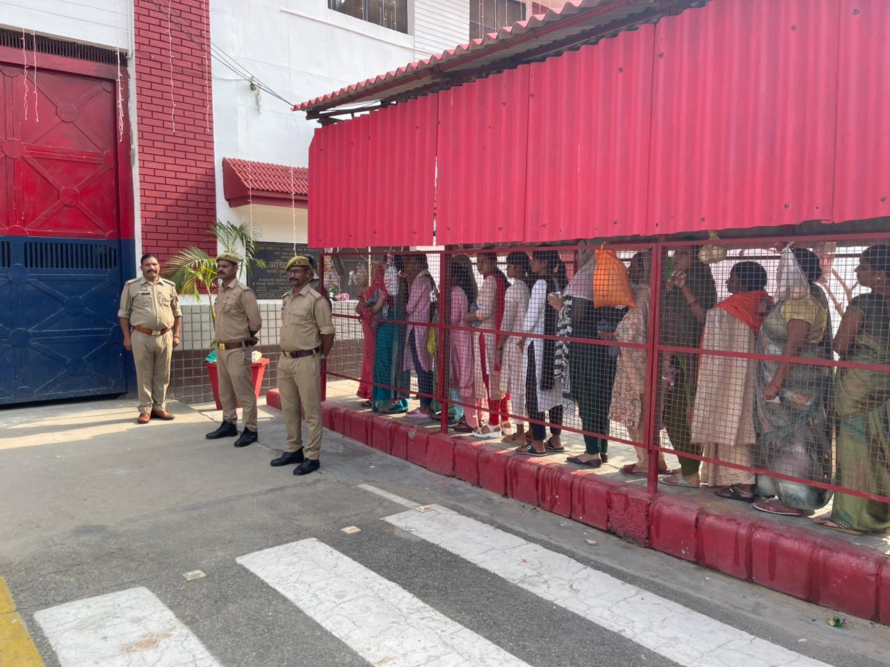 bhai-dooj-bareilly-central-jail-sisters-emotional-brothers