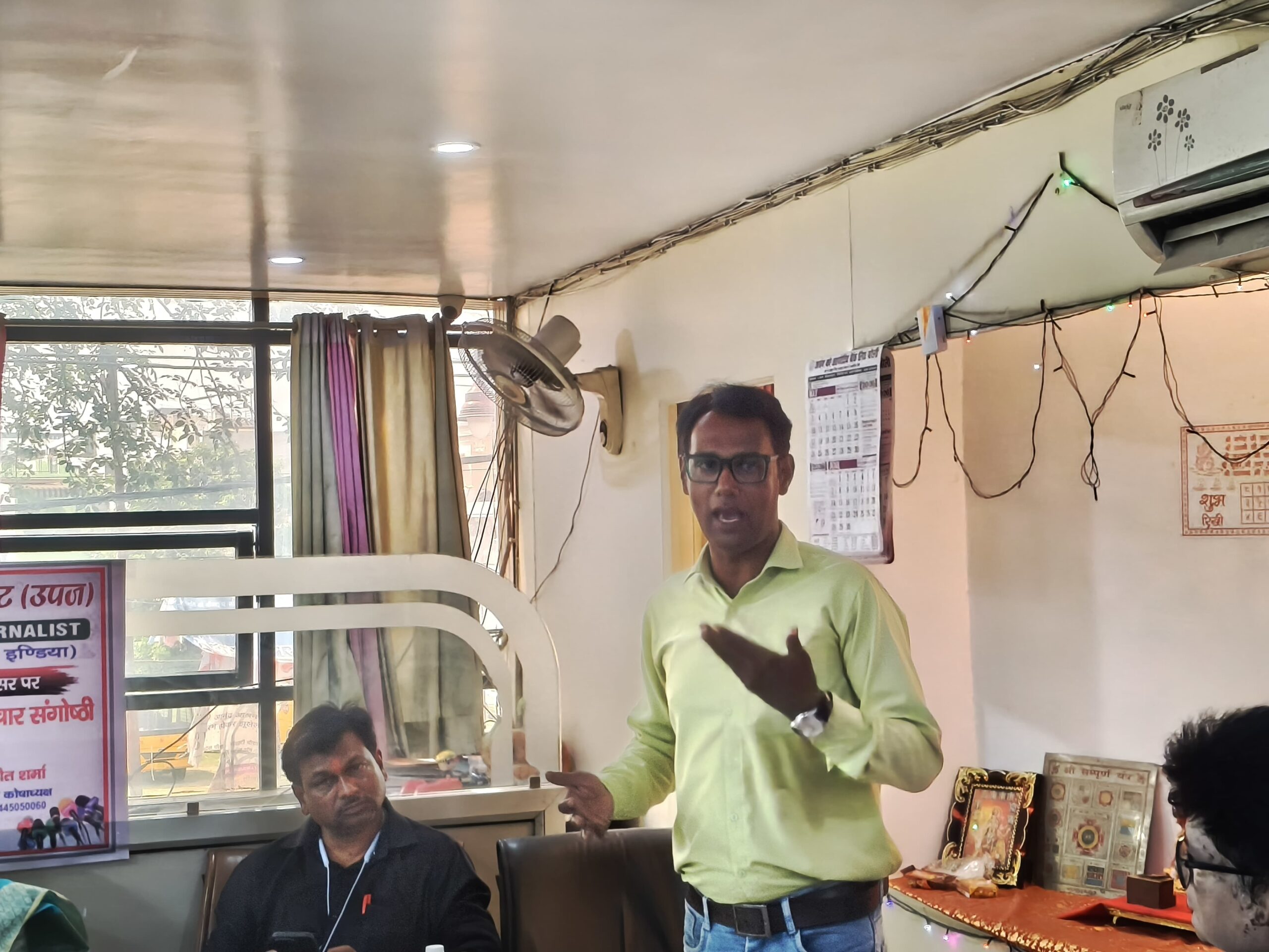 बरेली में हिंदी पत्रकारिता के 200 वर्ष पर आयोजित एआई और पत्रकारिता विषयक संगोष्ठी में मौजूद पत्रकार और अतिथि