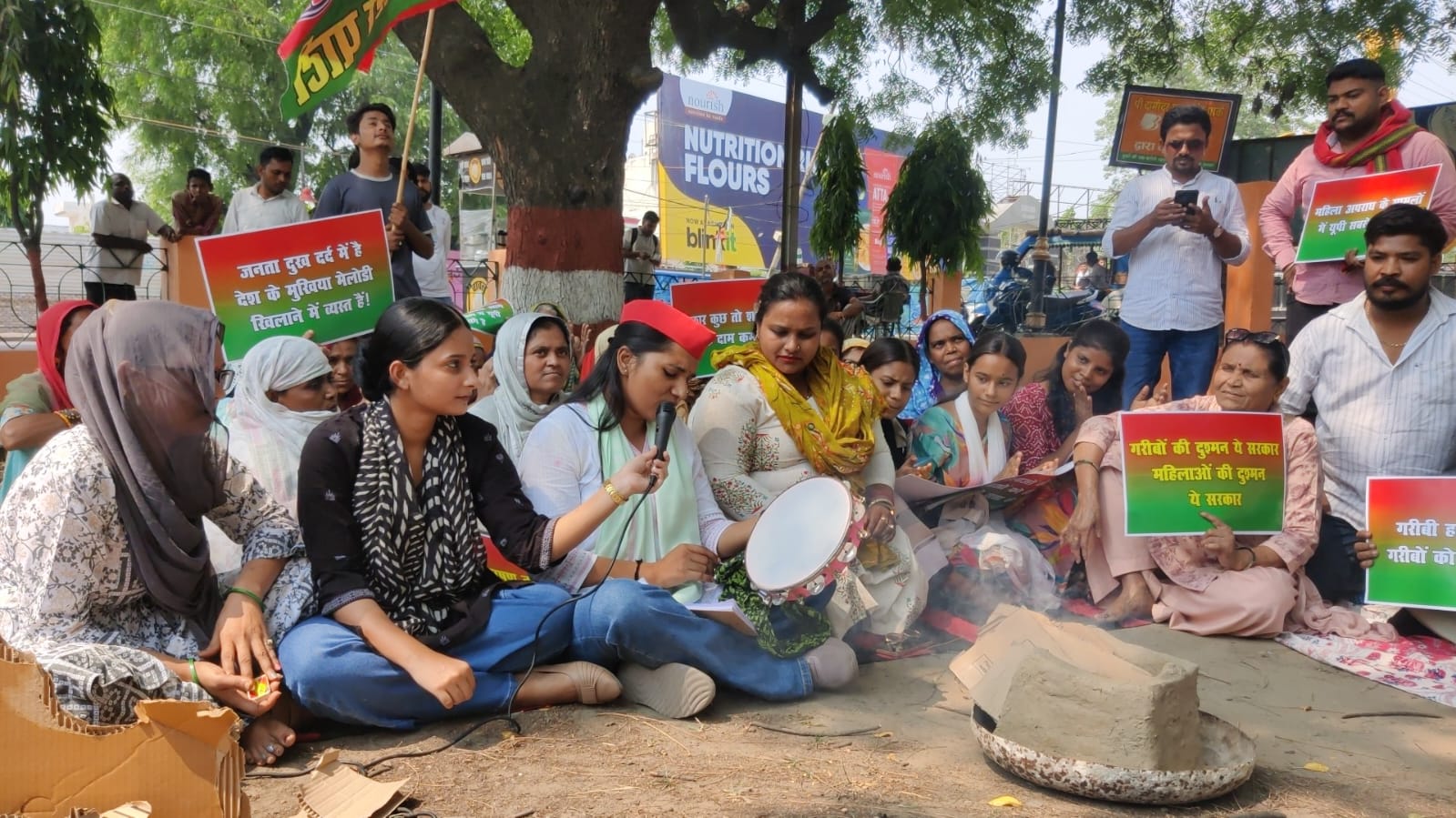 बरेली में समाजवादी पार्टी महिला सभा की कार्यकर्ता बढ़ती महंगाई और महिला सुरक्षा के मुद्दे पर चूल्हा जलाकर विरोध प्रदर्शन करती हुईं।