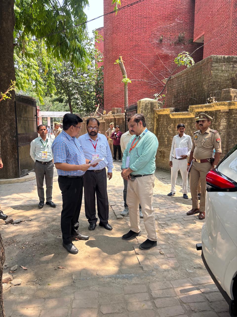 बरेली में टीजीटी भर्ती परीक्षा के दौरान बायोमेट्रिक जांच में पकड़े गए दो फर्जी अभ्यर्थियों के मामले की जांच करती पुलिस।