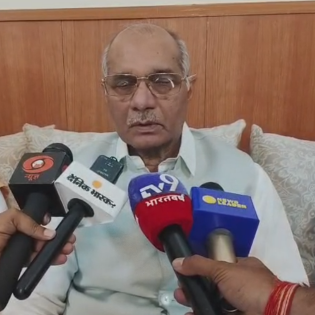 बरेली में सपा प्रमुख अखिलेश यादव पर बयान देते उत्तर प्रदेश के कैबिनेट मंत्री धर्मपाल सिंह